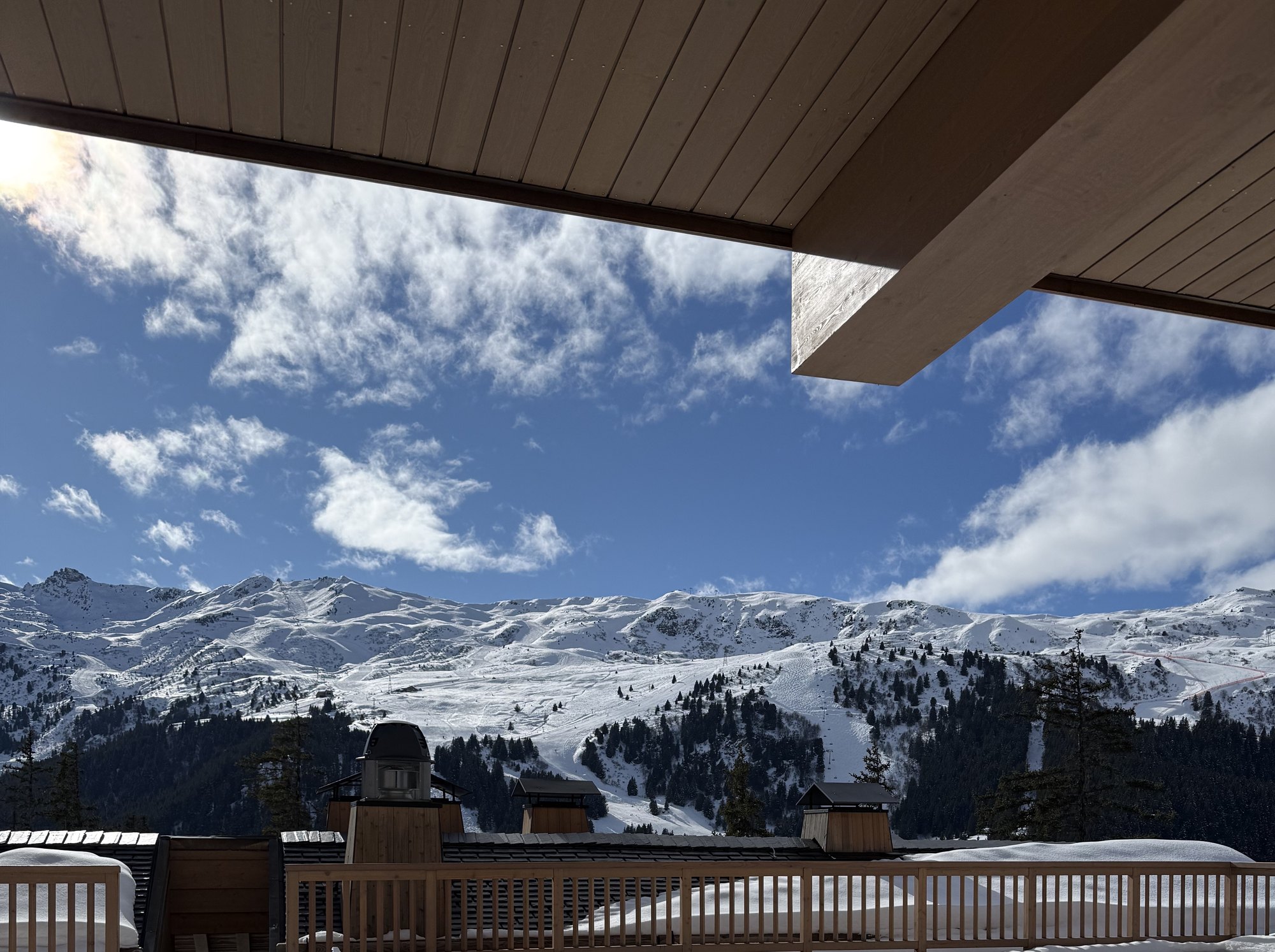 Vue panoramique depuis la terrasse d'un chalet de prestige